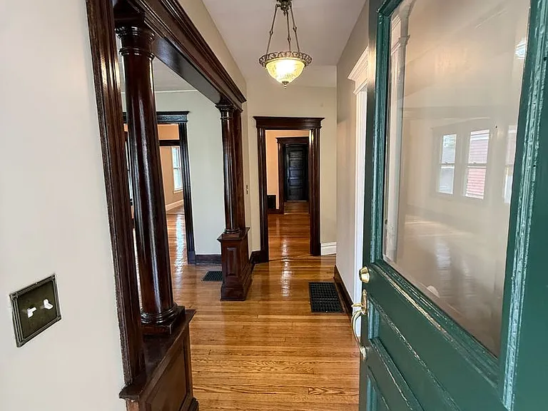 260-262 Oxford St — Photo 3
