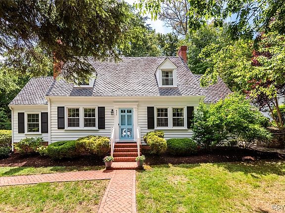 3rd image of 832 Arlington Cir