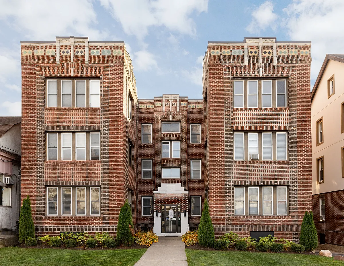 Building Photo - 843 Farmington Ave