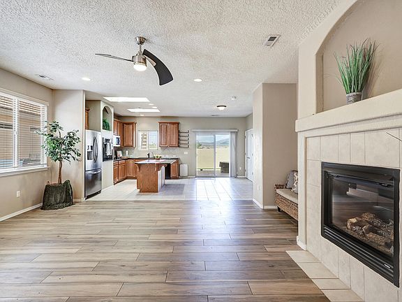 4th image of 944 Desert Willow Ct