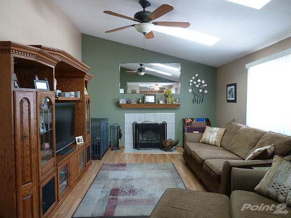 Family Room w/vaulted Ceilings and Skylight