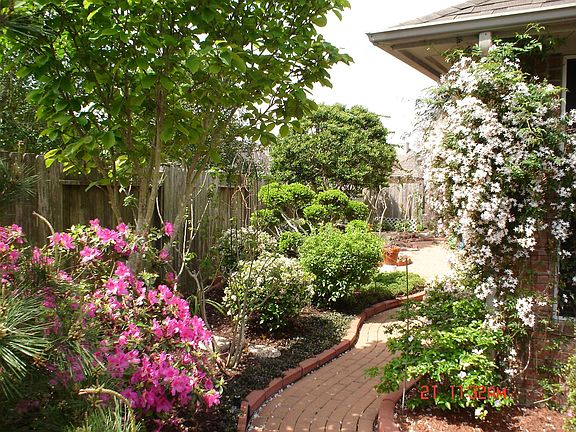 Entrance to side yard