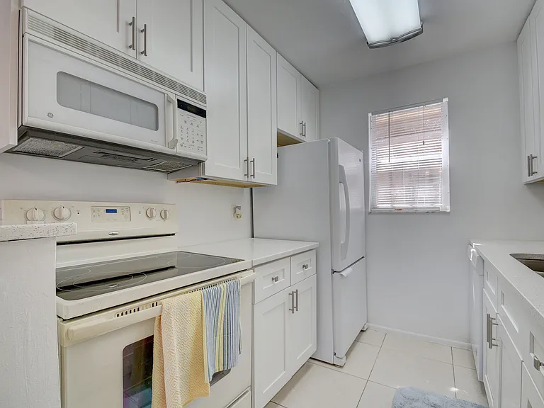 550 SW 2nd Ave #125 — Photo 8
