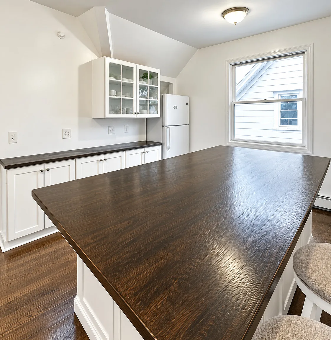 2 bed, 1.0 bath, 3257 sqft, $1,800 — Photo 4