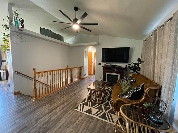 3rd image of 7165 Castlewood Dr
