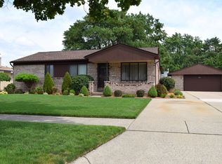 27648 Los Olas Dr, Warren, MI 48093