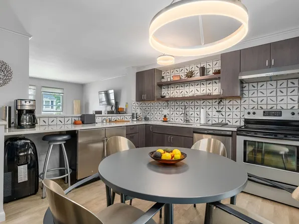 270 Sunderland Rd APT 75, Worcester, MA 01604