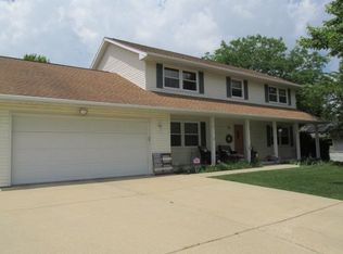 1052 Burke Dr, Freeport, IL 61032