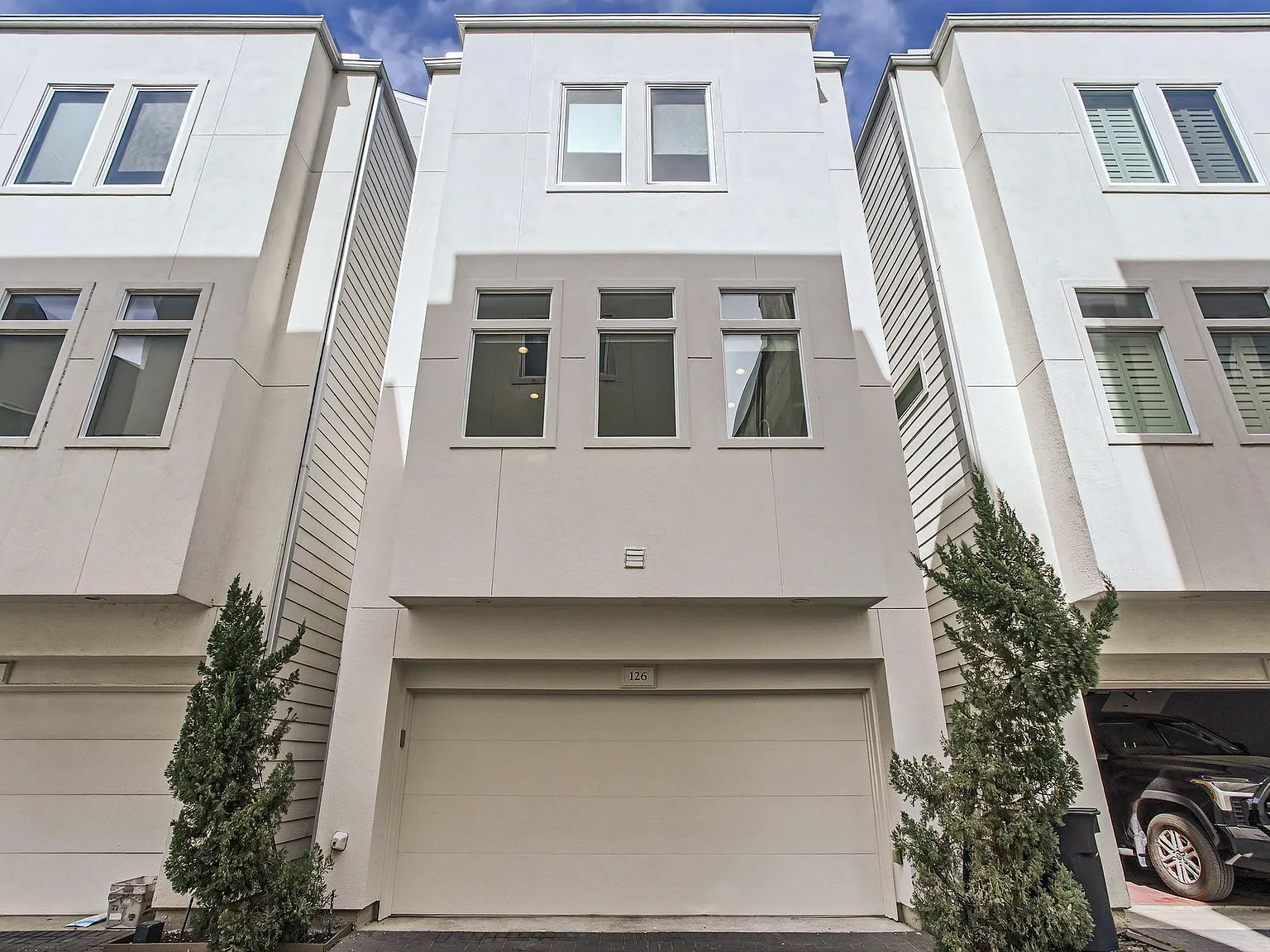 3 bed, 3.5 bath, 2005 sqft, $3,200 — Photo 1