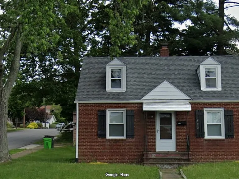 323 Robinson Ave — Photo 1