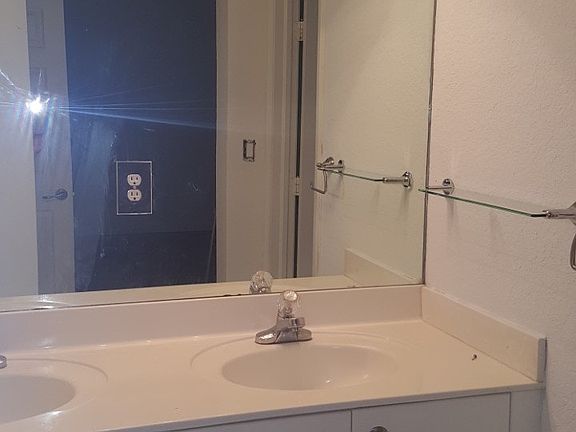 Master bed bathroom