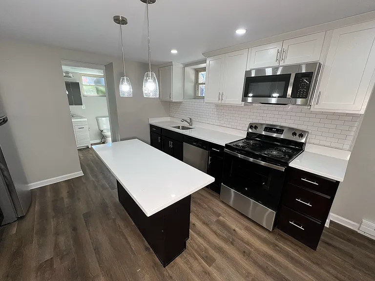 5621 Hobart St — Photo 3