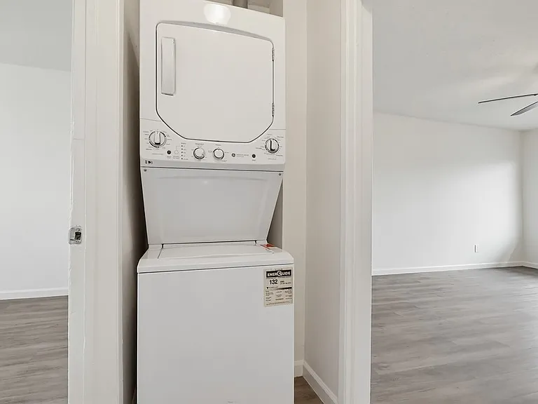 Pet Friendly Apartment Complex in South LA - Gated Parking, Laundry In-Units, Manager On-Site — Photo 17