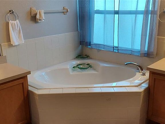 4th image of 1124 Bluegrass Dr