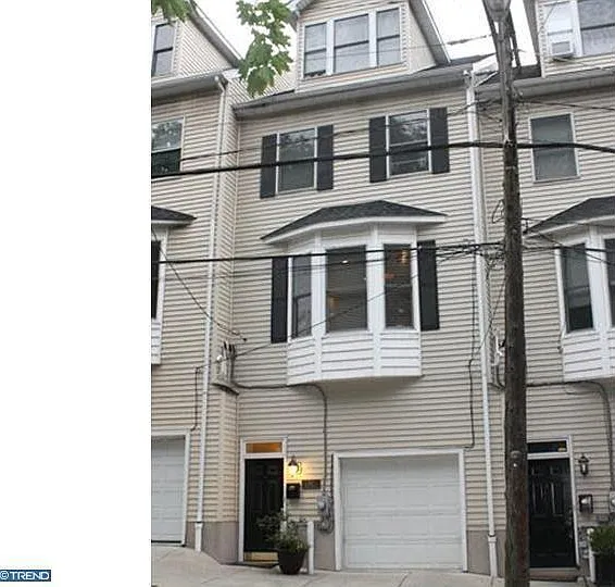 305 Shurs Ln — Photo 2