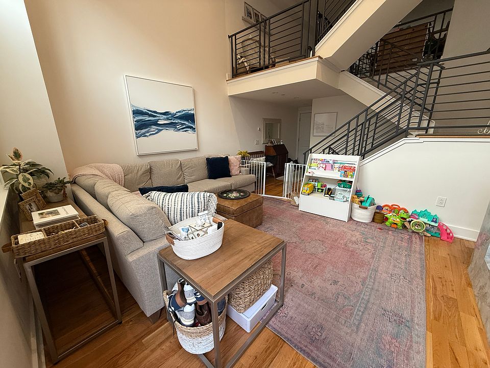 1st floor Living room/entry