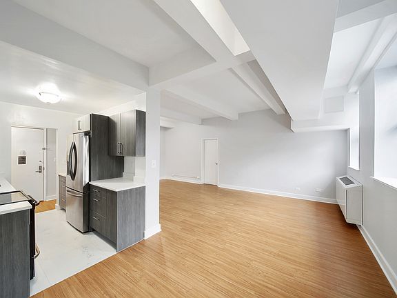 3rd image of 1540 Pelham Pkwy S #L1