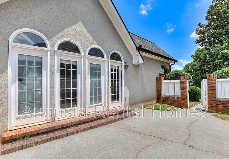 208 Stonington Dr — Photo 44