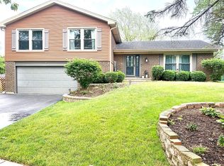 810 Woodbine Cir, Lake Zurich, IL