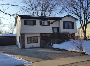 221 Meadowbrook Dr, Bolingbrook, IL 60440