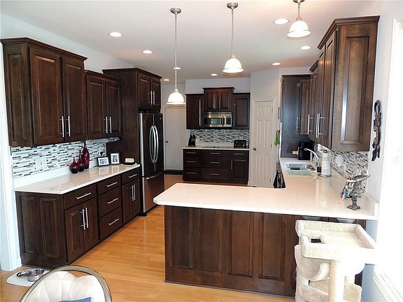 5th image of 85 John Ct