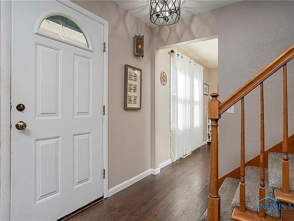5th image of 104 Rossway Ave