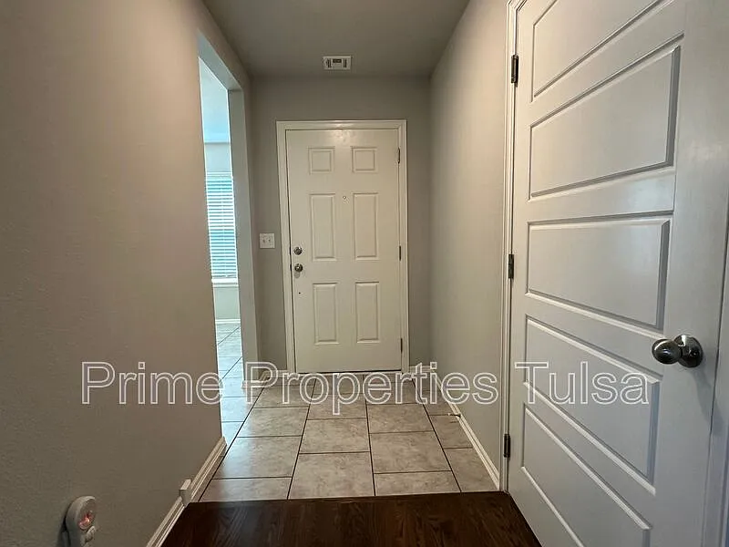 4 bed, 3.0 bath, 1926 sqft, $2,350 — Photo 2