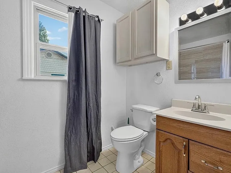 1030 N Isla St — Photo 16
