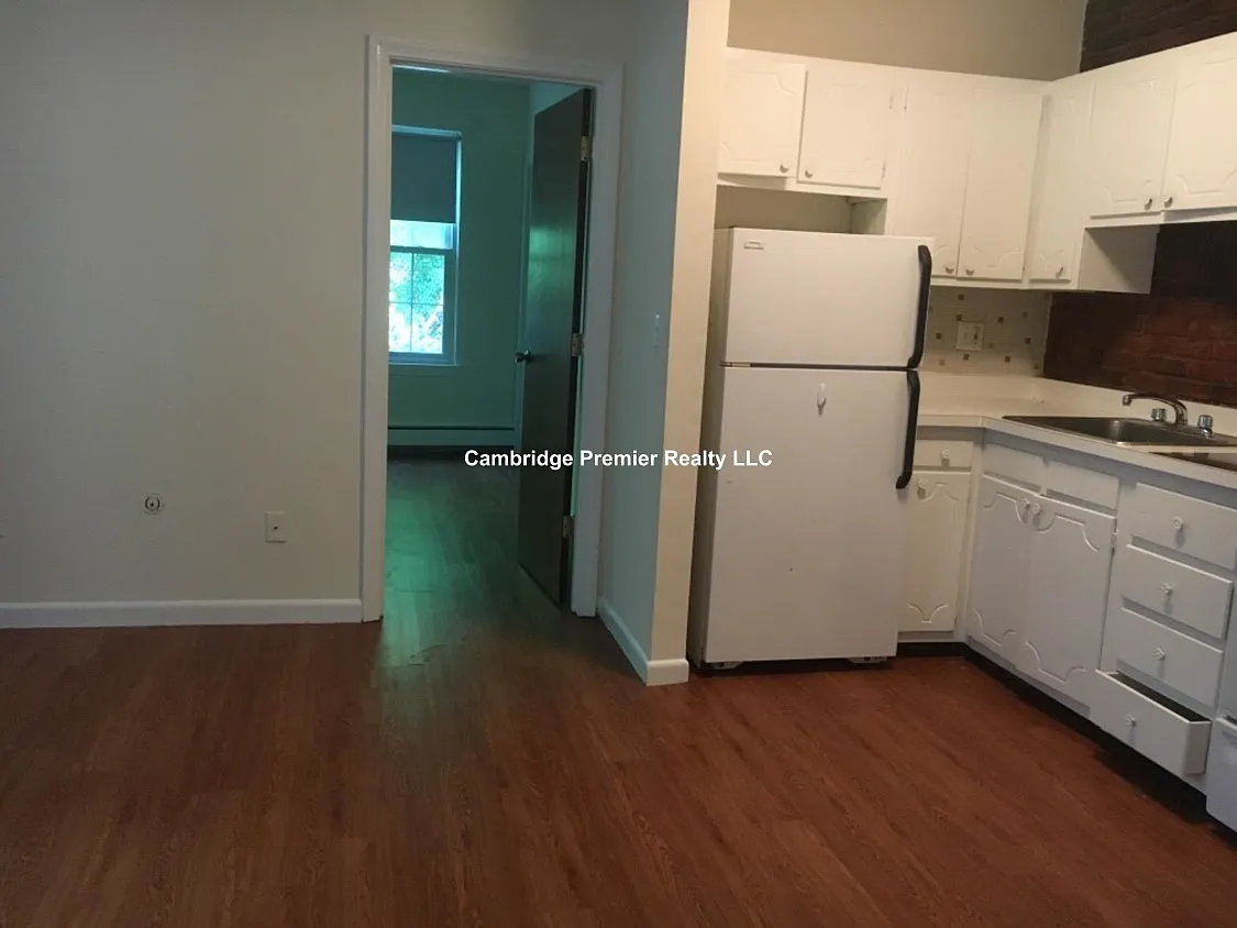 1 bed, 350 sqft, $2,400 — Photo 2
