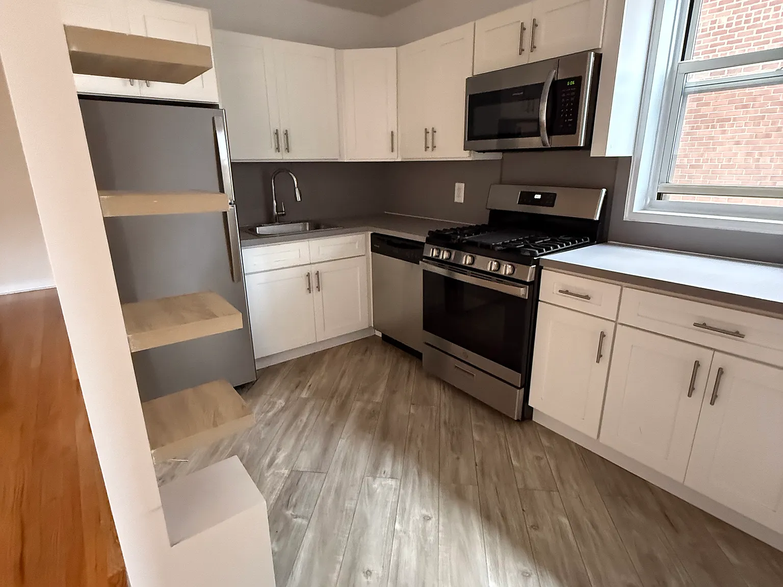 2 bed, 1000 sqft, $2,795 — Photo 2