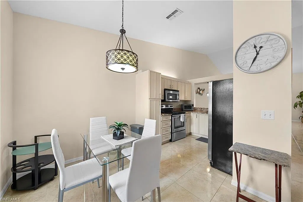 3 bed, 2.0 bath, 1560 sqft, $4,950 — Photo 4