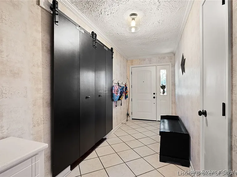 917 Brentwood Ct — Photo 3