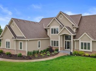 W185N4947 Emerald Hills Dr, Menomonee Falls, WI