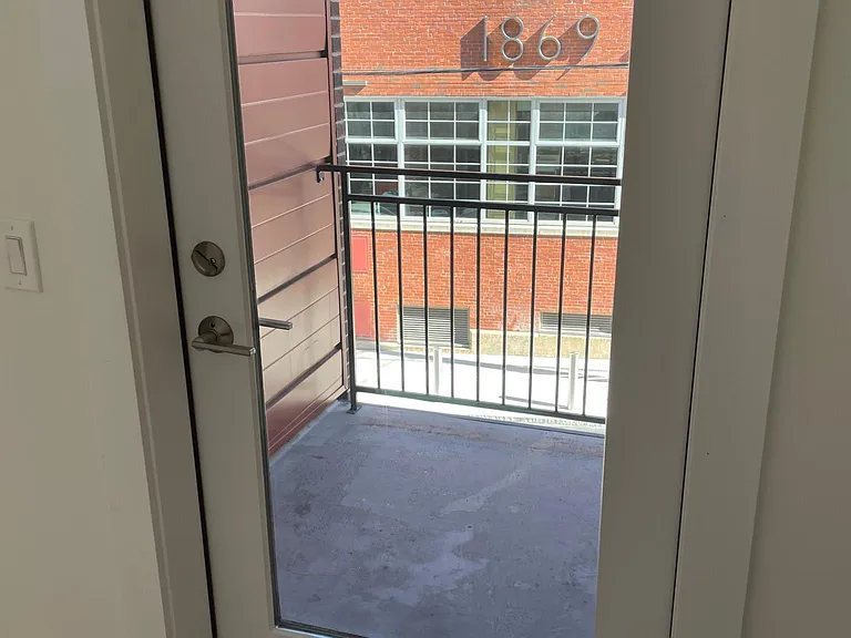 844 N American St — Photo 9