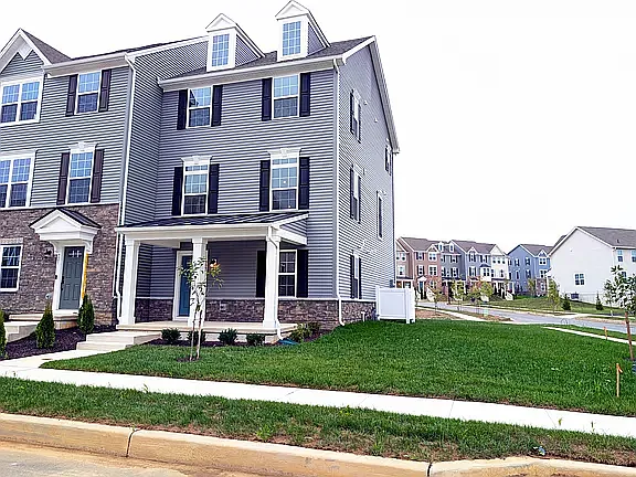 723 Kalmar Ln — Photo 1