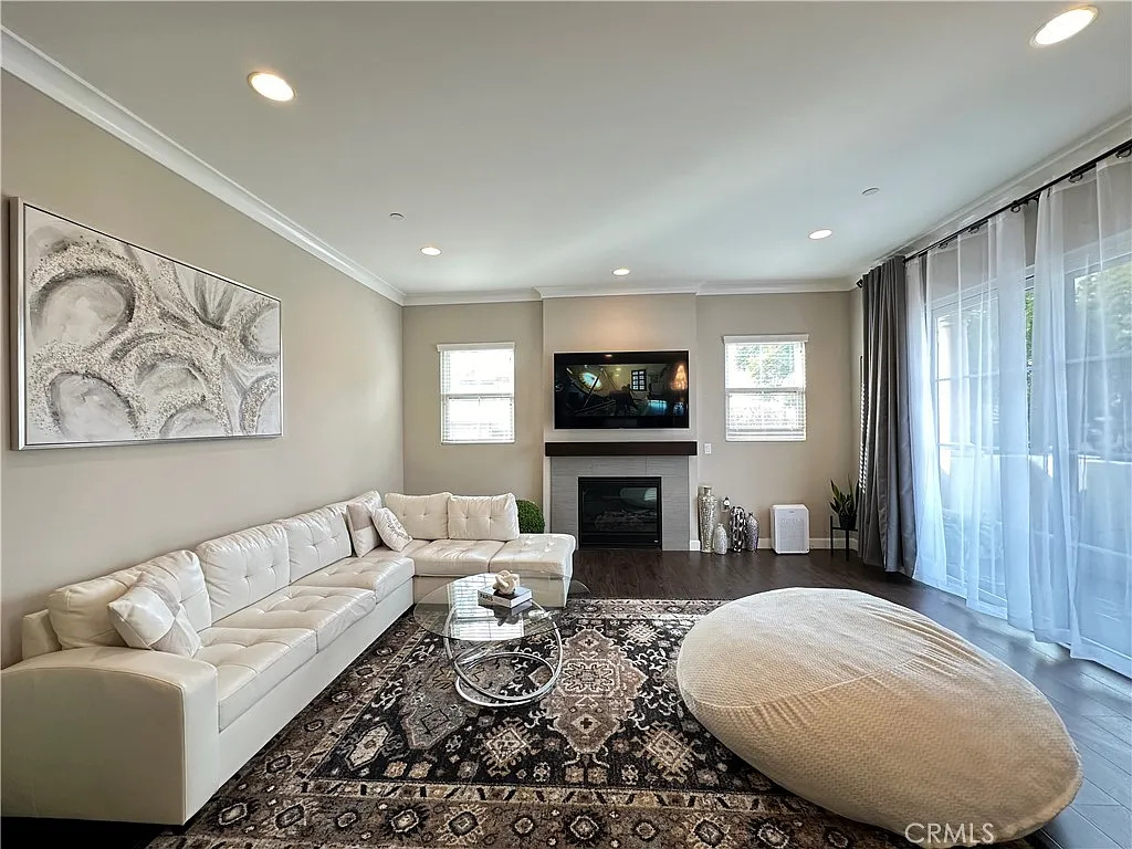 3 bed, 2.5 bath, 1600 sqft, $4,800 — Photo 4