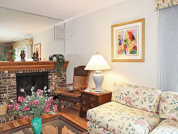 3rd image of 648 Dauphine Ct Unit C