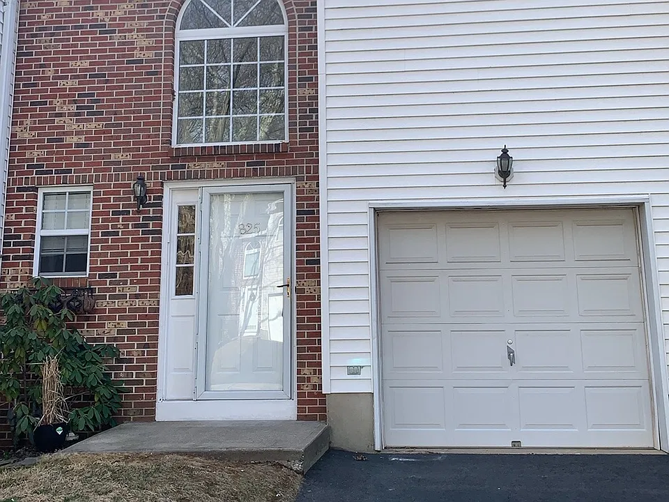 825 Lily Ln