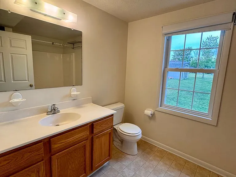 506 E Riverside Dr — Photo 18