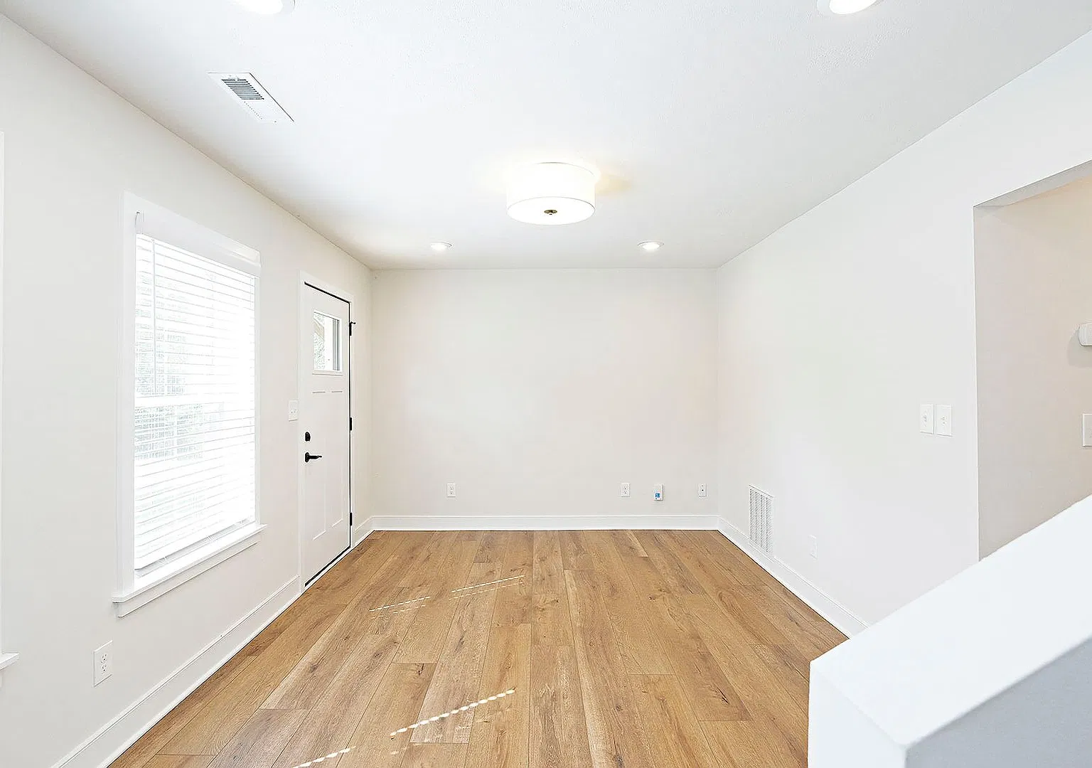 Renovated Dog-Friendly Townhome in the Heart of Belmont — Photo 2