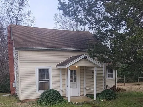 917 Pine Circle Dr, High Point, NC 27265