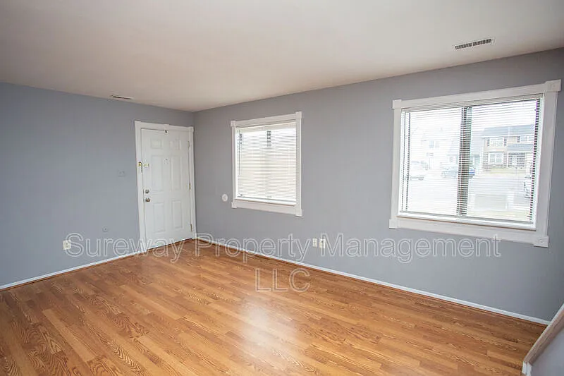 3 bed, 2.0 bath, 1360 sqft, $2,400 — Photo 2