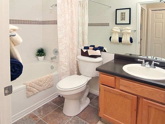 Full-sized bathroom, roman tub