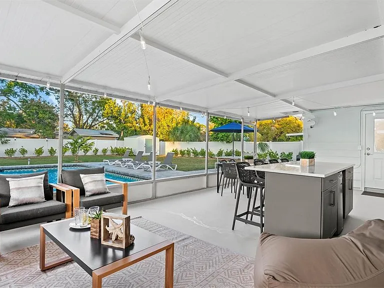 2641 Martin St — Photo 32