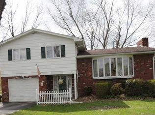 63 Lake Dr, Grove City, PA 16127