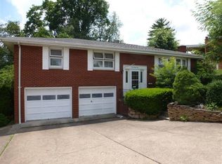 221 Dennis Ln, Saint Clairsville, OH 43950