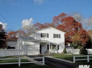 33 Hampton Ave, Mastic, NY 11950