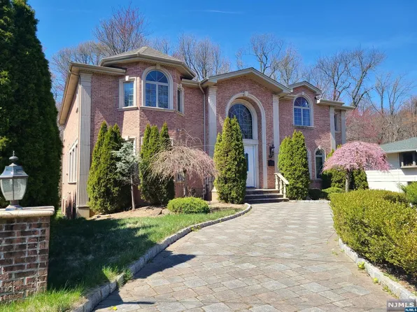 272 Castle Dr, Englewood Cliffs, NJ 07632