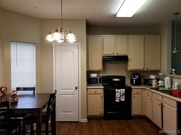 3rd image of 10 Pine Meadow Cir