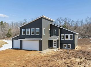 739 Magoo Rd, Hudson, WI 54016